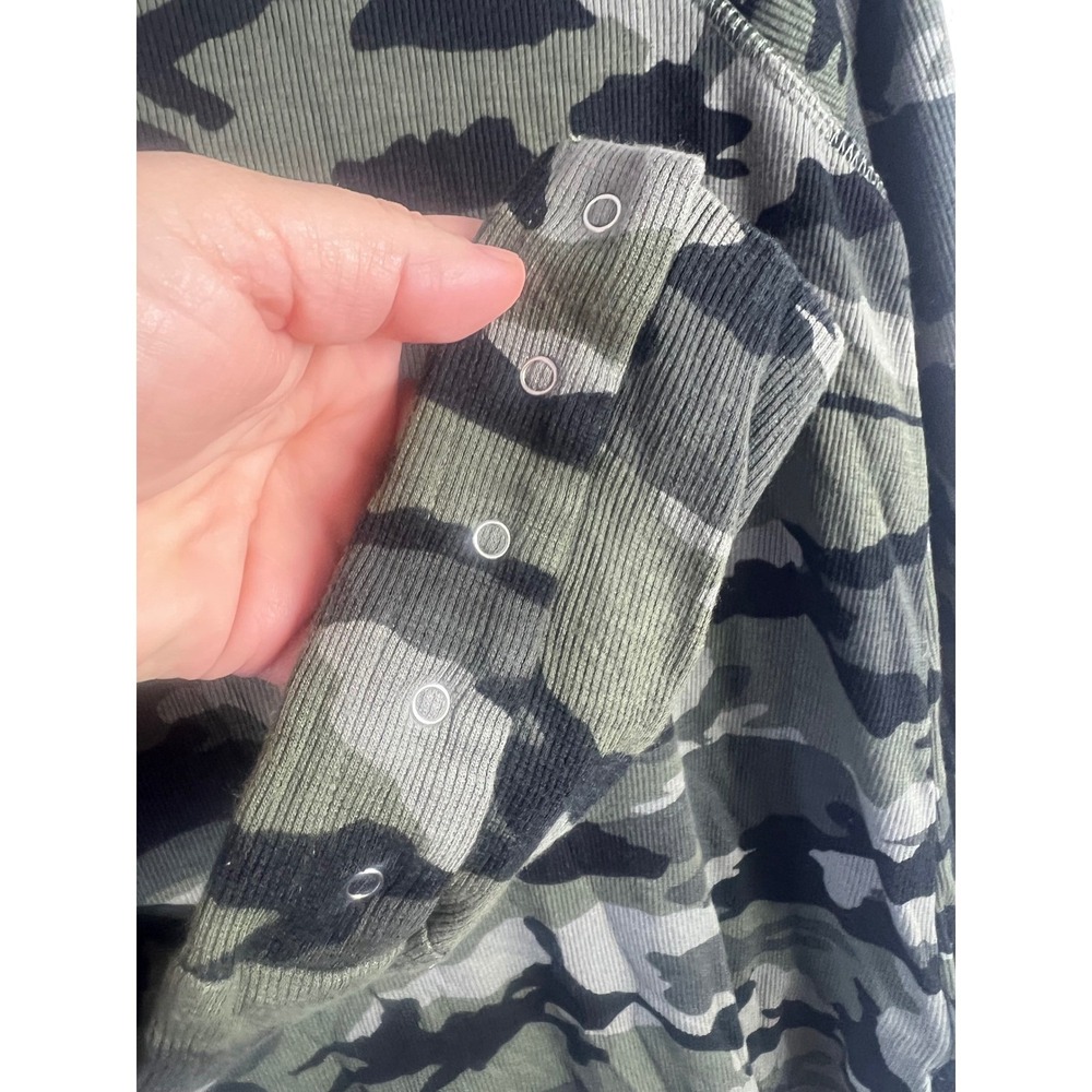 Evereve Camouflage Ribbed Henley Top Size Small Long‎ Sleeve Casual - Picture 6 of 9